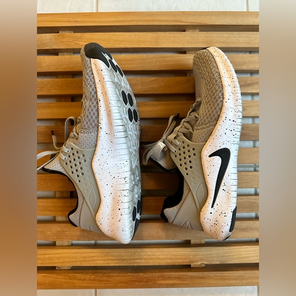 Nike Free Men’s Shoe - size 9.5 (runs half a size small) - Picture 3 of 5